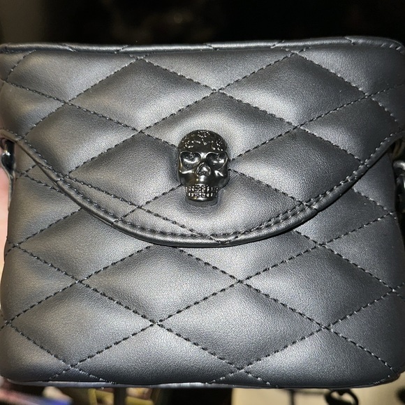 Betsy Johnson Skull Purse NEW - Picture 2 of 2